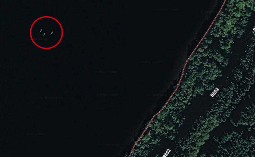Google Earth mal zachytiť neznáme objekty v jazere Loch Ness